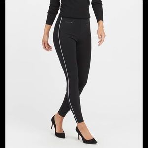 Spanx Perfect fit piped skinny ankle pant size Medium.